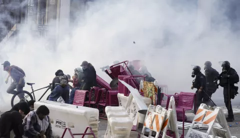 epa12165720 Police officers move to clear activists from a makeshift barricade during immigration raid protests near the Edward R. Roybal Federal Building in Los Angeles, California, USA, 08 June 2025. US President Donald Trump has deployed 2,000 National Guard troops, despite not receiving a request from the state of California for any additional assistance, following large protests against ongoing immigration enforcement raids in the Los Angeles area over the last couple of days. EPA/CAROLINE BREHMAN