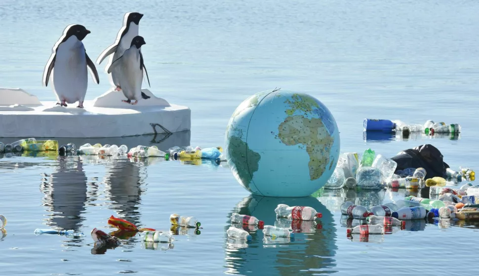 Šibenik: Na plaži Banj postavljena instalacija koja ukazuje na globalno zatopljenje i štetnost plastike u moru 01.01.2018., Sibenik - Jedrilicarski klub Val iz Sibenika i Grad Sibenik postavili su ispred plaze Banj instalaciju vezanu za globalno zatopljenje i stetnost plastike u moru.rrPhoto: Hrvoje Jelavic/PIXSELL  