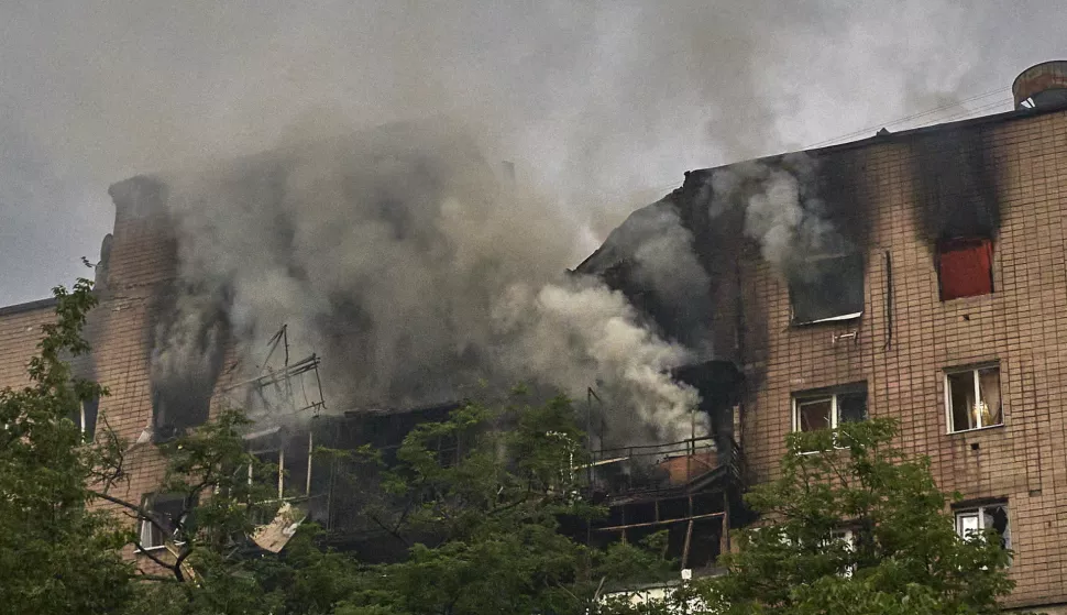 epa12161784 Rescuers work at the site of a drone strike in Kharkiv, northeastern Ukraine, 07 June 2025, amid the Russian invasion. At least three people were killed and 21 others injured, including two children, after Russian forces launched an overnight combined attack by shock drones and rockets on Kharkiv and its suburbs, Kharkiv Mayor Ihor Terekhov wrote on telegram. EPA/SERGEY KOZLOV