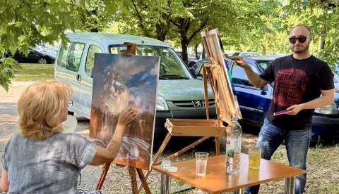 BELIŠĆEProteklu je subotu muzejsko-galeriski prostor Stari mlin pretvoren u atelijere pod vedrim nebom. Na trećoj likovnoj koloniji "Zabilježeno okom umjetnika", u organizaciji Muzeja Belišće, okupili su se brojni članovi Likovne udruge Bel-art i njihovi prijatelji, slikari iz Čepina, kako bi zajedno stvarali u inspirativnom ambijentu.lipanj 2025.