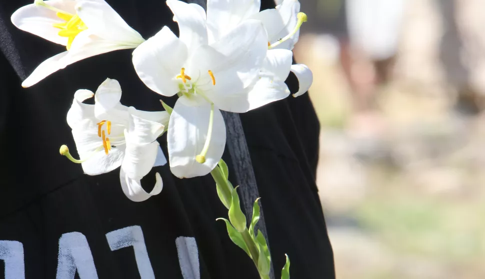 Osijek, 13.06.2020., - Antunovo u Tvrđi - Blagdan Sv. Antuna okupio je veliki broj građana od rano jutarnjih misa. U crkvi Sv. Križa (Sv. Antuna) posvetilo se cvijeće koje su vjernici donosili, a u dvorištu održavale su se mise od 3 sata ujutro pa do 21 sat. Cvijet ljiljan povezan je sa sv. Antunom.  koronavirus; COVID-19;FOTO: Željko Šepić