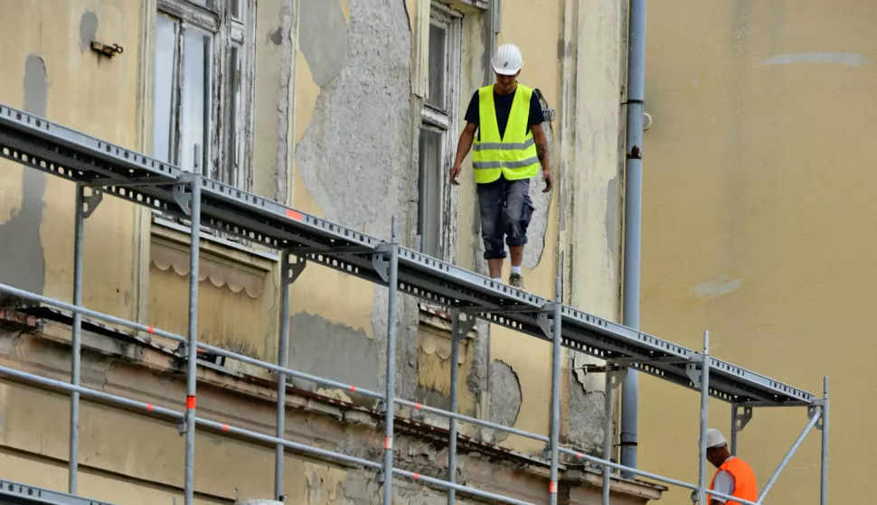 slavonija...vinkovci....04.07.2021.zgrada u sredistu grada, poznata kao "pikov podrum" godinama propada, a sada se postavlja skela kako bi se barem djelomicno zastitili gradjani od padajucih dijelova fasade; foto Gordan Panić