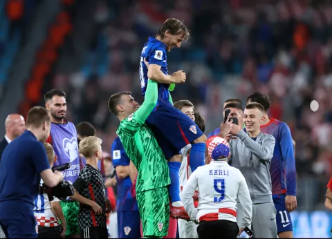 Osijek, 9.6.2025.- Susret L skupine europskih kvalifikacija za Svjetsko nogometno prvenstvo 2026. Hrvatska - ?e?ka na osje?koj Opus Areni. Na slici Dominik Livakovi? i Luka Modri?. foto HINA/ Damir SEN?AR/ ua