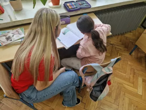 NAŠICEKoliko je veliko i nesebično srce mladih Našičana, svjedočili su od ožujka do lipnja korisnici i zaposlenici Centra za nestalu i zlostavljanu djecu. Naime, u tom razdoblju srednjoškolci iz Srednje škole Isidora Kršnjavog ostvarili su više od 250 volonterskih sati, pružajući podršku djeci s problemima u ponašanju, korisnicima Centra za nestalu i zlostavljanu djecu, koji pohađaju poludnevni boravak u Našicama.2025.