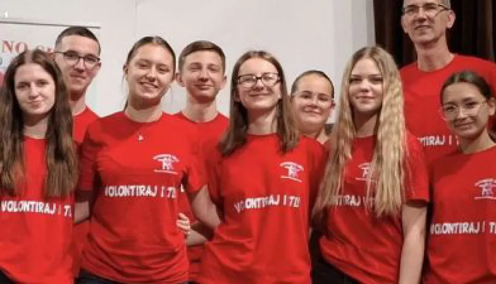 NAŠICEKoliko je veliko i nesebično srce mladih Našičana, svjedočili su od ožujka do lipnja korisnici i zaposlenici Centra za nestalu i zlostavljanu djecu. Naime, u tom razdoblju srednjoškolci iz Srednje škole Isidora Kršnjavog ostvarili su više od 250 volonterskih sati, pružajući podršku djeci s problemima u ponašanju, korisnicima Centra za nestalu i zlostavljanu djecu, koji pohađaju poludnevni boravak u Našicama.2025.