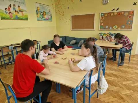 NAŠICEKoliko je veliko i nesebično srce mladih Našičana, svjedočili su od ožujka do lipnja korisnici i zaposlenici Centra za nestalu i zlostavljanu djecu. Naime, u tom razdoblju srednjoškolci iz Srednje škole Isidora Kršnjavog ostvarili su više od 250 volonterskih sati, pružajući podršku djeci s problemima u ponašanju, korisnicima Centra za nestalu i zlostavljanu djecu, koji pohađaju poludnevni boravak u Našicama.2025. 