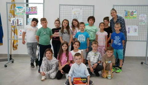 VINKOVCIU Gradskoj knjižnici i čitaonici Vinkovci otvorena je druga izložba likovnih radova učenika prvih razreda osnovnih škola o temi "Vinkovci budućnosti"lipanj 2025.