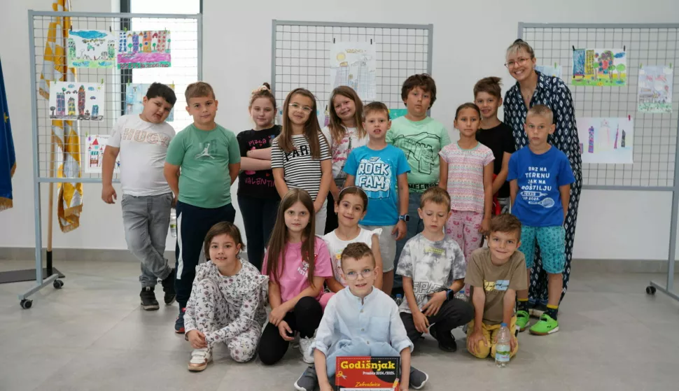 VINKOVCIU Gradskoj knjižnici i čitaonici Vinkovci otvorena je druga izložba likovnih radova učenika prvih razreda osnovnih škola o temi "Vinkovci budućnosti"lipanj 2025.