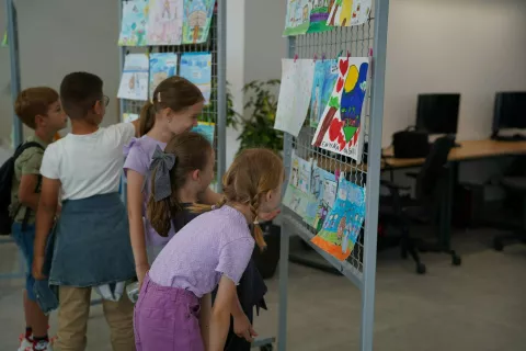 VINKOVCIU Gradskoj knjižnici i čitaonici Vinkovci otvorena je druga izložba likovnih radova učenika prvih razreda osnovnih škola o temi "Vinkovci budućnosti"lipanj 2025.