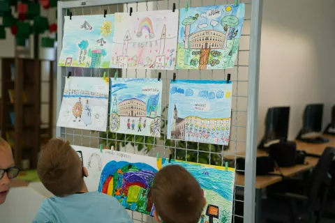 VINKOVCIU Gradskoj knjižnici i čitaonici Vinkovci otvorena je druga izložba likovnih radova učenika prvih razreda osnovnih škola o temi "Vinkovci budućnosti"lipanj 2025.