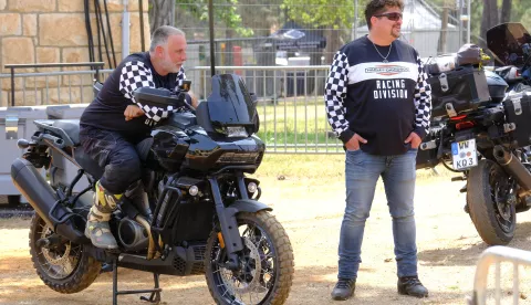 Medulin i Pula ovih dana postaju središte europske moto-scene. Naime, pripreme za ovogodišnji European H.O.G.® Rally, koji se svečano otvara sutra, a trajat će do nedjelje 15. lipnja, u punom su zamahu. Harley-Davidson motori već su preplavili Medulin, Pulu i okolicu, a organizatori privode kraju završne radove na terenu. U Medulinu se postavljaju bine na nekoliko lokacija, zid smrti, uređuje baza unutar kampa te prostori za prodaju službenog Harley-Davidson mercha, moto opreme, gastro ponude, muzeja i drugih sadržaja. Ondje smo razgovarali s Danijelom Matanom, voditeljicom projekta ispre