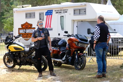 Medulin i Pula ovih dana postaju središte europske moto-scene. Naime, pripreme za ovogodišnji European H.O.G.® Rally, koji se svečano otvara sutra, a trajat će do nedjelje 15. lipnja, u punom su zamahu. Harley-Davidson motori već su preplavili Medulin, Pulu i okolicu, a organizatori privode kraju završne radove na terenu. U Medulinu se postavljaju bine na nekoliko lokacija, zid smrti, uređuje baza unutar kampa te prostori za prodaju službenog Harley-Davidson mercha, moto opreme, gastro ponude, muzeja i drugih sadržaja. Ondje smo razgovarali s Danijelom Matanom, voditeljicom projekta ispre