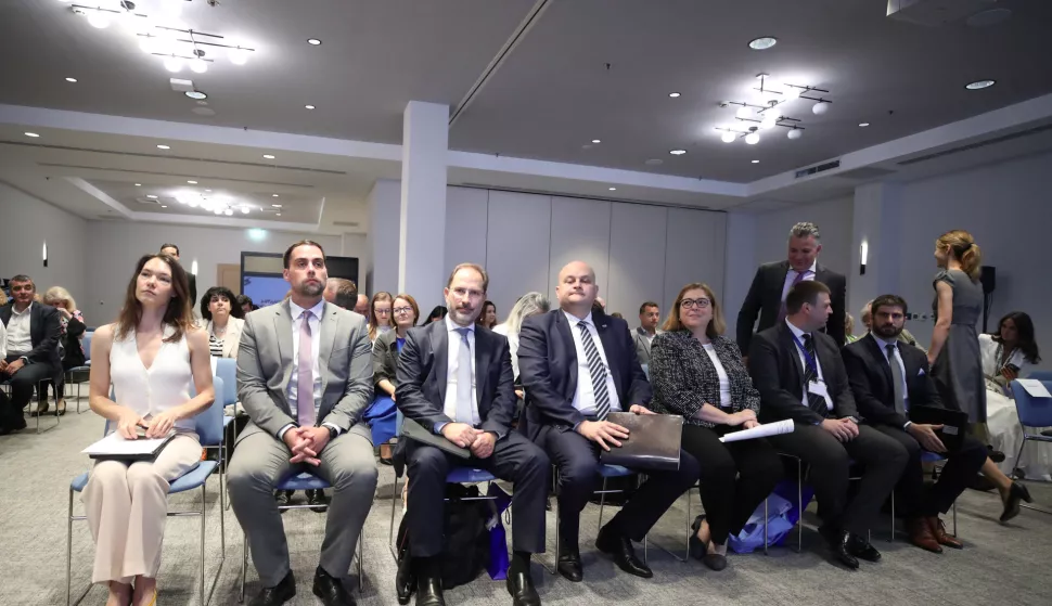 Zagreb, 10.06.2025. - Konferencija Poticanje održivog rasta kroz kvalitetna ulaganja, u organizaciji Ministarstva gospodarstva i OECD-a, uz podršku Europske komisije. Ministar gospodarstva Ante Šušnjar održao je uvodno obraćanje s početkom u 9.30 sati. Uoči početka konferencije Šušnjar se sastao sa zamjenikom ravnatelja Direktorata za financije i poduzetništvo OECD-a Antoniom Gomesom. Na fotografiji Antonio Gomes, Ante Šušnjar, Judita Rozsa. foto HINA /Zvonimir KUHTIĆ/ kuzo