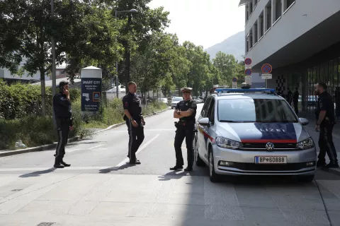 epa12168093 Police officers stand guard outside of the Dreierschutzengasse high school following a shooting in Graz, Austria, 10 June 2025. At least nine people were killed in the incident, including the shooter, authorities confirmed. EPA/ANTONIO BAT