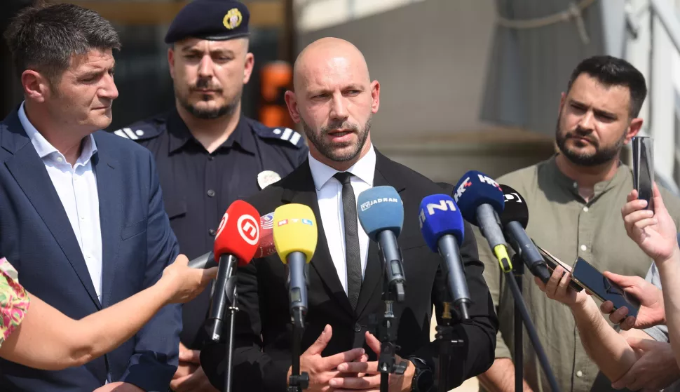 Split, 10.06.2025. - Ministar Damir Habijan odžao konferenciju za novinare ispred zatvora u Splitu. Foto HINA/ Mario STRMOTIĆ/ MS 