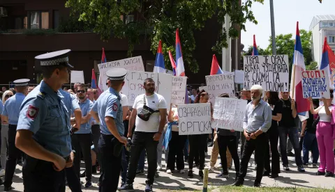 10.06.2025., Republicko javno tuzilastvo RS, Banja Luka (BiH) - Veliki broj gradjana se okupio zajedno sa pojedinim oporbenim politicarima da prosvjeduje ispred Republickog javnog tuzilastva dok se ceka na saslusanje uhicenog lidera SDS-a Milana Milicevica. Okupljeni uzvikuju ime predsjednika SDS-a. Medju oporbenim politicarima su Rado Savic, Drasko Stanivukovic, Jelena Trivic, Darko Babalj, Ognjen Bodiroga i mnogi drugi. Ispred tuzilastva prisutan je i veliki broj pripadnika policije RS. Photo: Dejan Rakita/PIXSELL