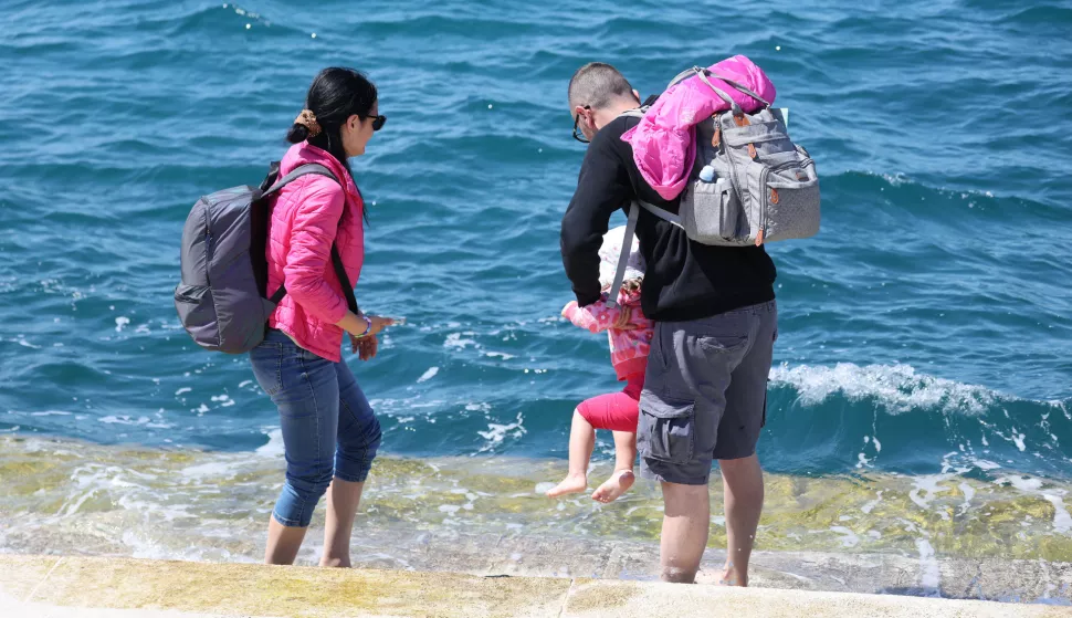 Zadar, 10.05.2025. - Brojni turisti koji borave na zadarskom području iskoristili su sunčano subotnje prijepodne za &scaron;etnju starom gradskom jezgrom i rivom.Foto HINA/Zvonko KUCELIN