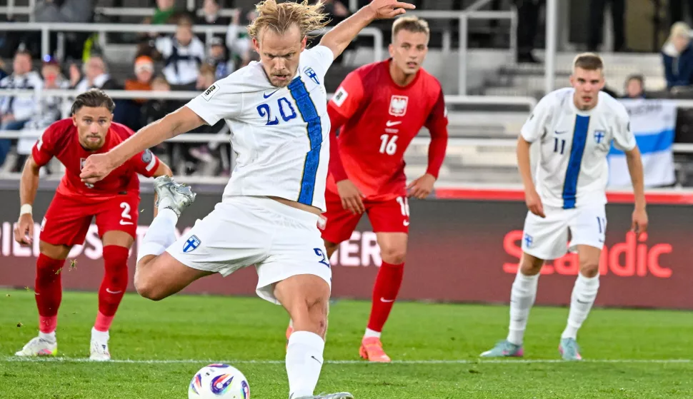epa12168796 Joel Pohjanpalo (2L) of Finland in action during the FIFA World Cup 2026 qualifier between Finland and Poland in Helsinki, Finland, 10 June 2025. EPA/Kimmo Brandt