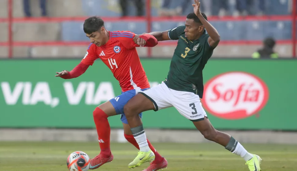 epa12169053 Diego Medina (R) of Bolivia vies for the ball with Dario Osorio (L) of Chile during a South American FIFA World Cup 2026 qualifier between the Bolivian and Chilean national teams at the Municipal stadium, El Alto, Bolivia 10 June 2025. EPA/Esteban Biba