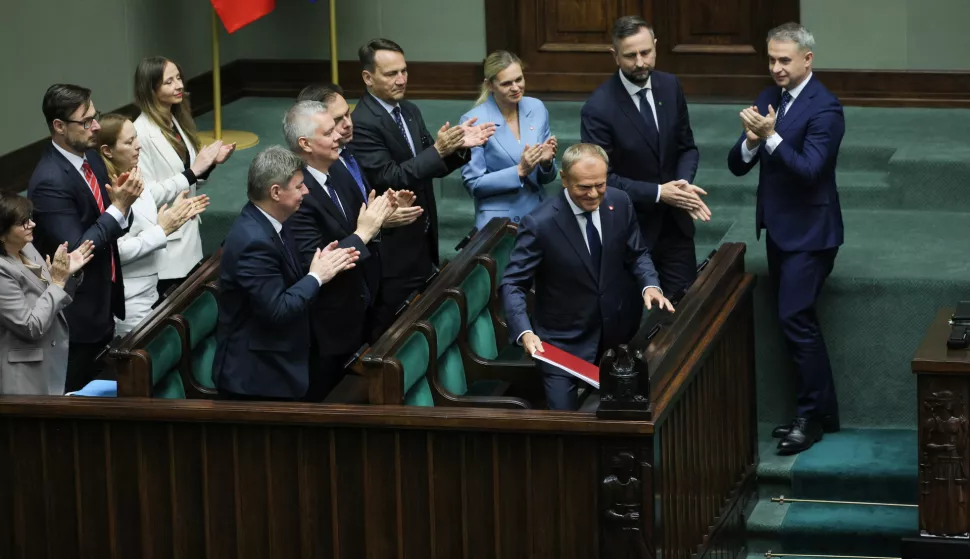epa12169587 Ministers applaud after Prime Minister Donald Tusk's (R) speech to the lower house, ahead of the vote of confidence to reaffirm support for his government at the Sejm building in Warsaw, Poland, 11 June 2025. On 02 June, Tusk announced he would request a vote of confidence in his coalition government after his candidate, Rafal Trzaskowski, lost the presidential election. EPA/RAFAL GUZ POLAND OUT