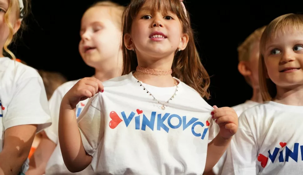 VINKOVCIU vinkovačkom Gradskom kazalištu "Joza Ivakić" održana je završna svečanost starijih skupina Dječjeg vrtića VinkovciLIPANJ 2025.