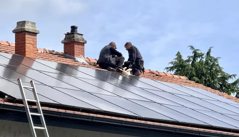 Osijek, 27. 05. 2025., slobodnjaci, slobodnjak, solarni paneli, solarni panel, postavljanje, obiteljska kuća, električna enerigija SNIMIO BRUNO JOBST