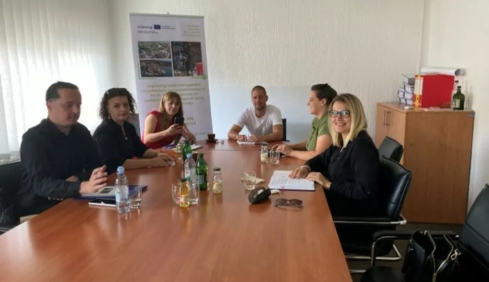 VINKOVCIU Orašju je održan sastanak projektnog tima u sklopu prekograničnog projekta "Poboljšanje infrastrukture za upravljanje otpadom i integracija 10 Rs kružne ekonomije za održivi razvoj Ulcinja, Vinkovaca i Orašja – R10D3".lipanj 2025.