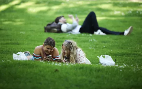 29.04.2025., Zagreb, Gradska svakodnevica, ugodno izlezavanje na zelenim povrsinama u centru grada. Photo: Emica Elvedji/PIXSELL
