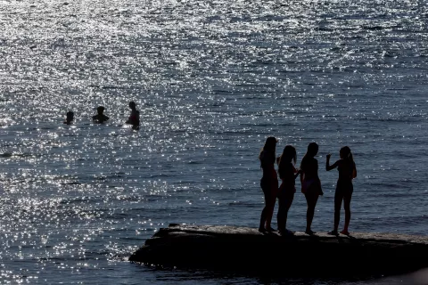 01.05.2025., Zadar - Lijepo vrijeme i visoke temperature za Praznik rada mnogi su iskoristili za provesti dan na plazi. Photo: Sime Zelic/PIXSELL
