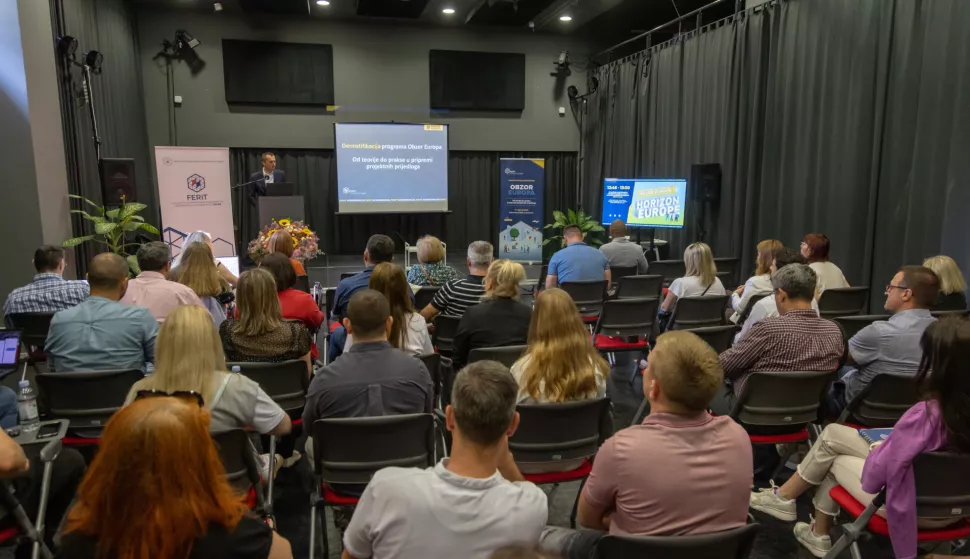 U organizaciji Fakulteta elektrotehnike, računarstva i informacijskih tehnologija Osijek, jučer je u Kulturnom centru Osijek održana konferencija pod nazivom "Demistifikacija programa Obzor Europa – Od teorije do prakse u pripremi projektnih prijedloga".