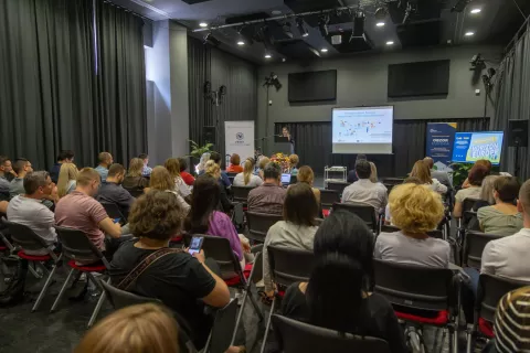 U organizaciji Fakulteta elektrotehnike, računarstva i informacijskih tehnologija Osijek, jučer je u Kulturnom centru Osijek održana konferencija pod nazivom "Demistifikacija programa Obzor Europa – Od teorije do prakse u pripremi projektnih prijedloga".