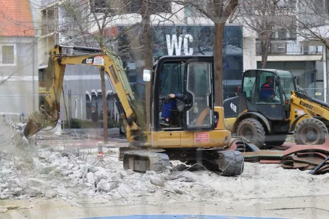 Osijek, 10. 03. 2025, Trg slobode, radovi na reknstrkcijii dječjeg igralište počeli.snimio GOJKO MITIĆ