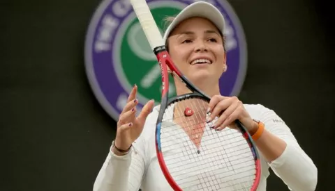 epa11468011 Donna Vekic of Croatia reacts during the Women's quarterfinal match against Lulu Sun of New Zealand at the Wimbledon Championships, Wimbledon, Britain, 09 July 2024. EPA/TIM IRELAND EDITORIAL USE ONLY