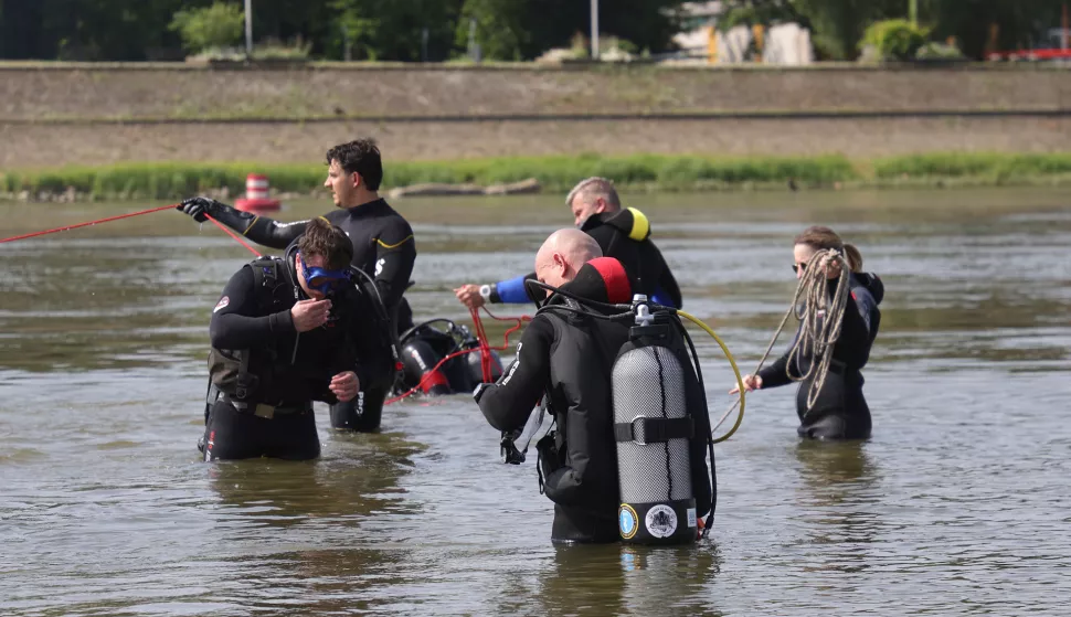 Osijek, 12. 06. 2025., Kopika, Dravska plaža, ekoakcija, završetak, očuvanje, priobalje, vodotok, Ravnateljstvo Civilne zaštite, Ronilački centar Osijek, MUP, čišćenje, plaža, Kopika, ronici, ronilac, ronic SNIMIO BRUNO JOBST