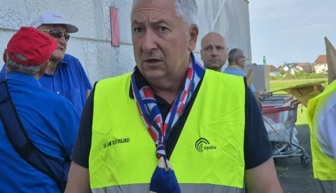 Vrbovec, 03.06.2025. - U organizaciji HVIDRA-e Vrbovec, u utorak je u Vrbovcu održan skup potpore radnicima PIK-a i Zvijezde, kompanija iz sustava Fortenova grupe, koji su u štrajku od 27. svibnja zbog niskih plaća, ali i nespremnosti uprava kompanija na potpisivanje novog kolektivnog ugovora, a na skupu se okupilo tristotinjak ljudi. Na fotografiji Denis Paradiš. foto HINA/ Siniša KALAJDŽIJA/ tm