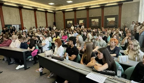 VINKOVCIŽupanijska vijećnica u Vinkovcima bila je premala da bi primila sve učenike srednjih i osnovnih škola i njihove mentore koji su u ovoj školskoj godini ostvarili zapažene rezultate na županijskim i državnim natjecanjima, zbog čega ih je Županija nagradila.lipanj 2025.