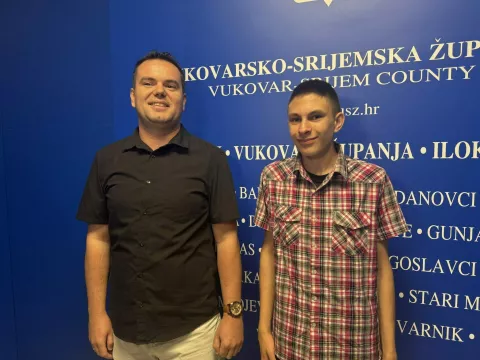 VINKOVCIŽupanijska vijećnica u Vinkovcima bila je premala da bi primila sve učenike srednjih i osnovnih škola i njihove mentore koji su u ovoj školskoj godini ostvarili zapažene rezultate na županijskim i državnim natjecanjima, zbog čega ih je Županija nagradila.lipanj 2025.