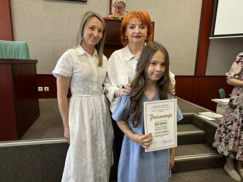 VINKOVCIŽupanijska vijećnica u Vinkovcima bila je premala da bi primila sve učenike srednjih i osnovnih škola i njihove mentore koji su u ovoj školskoj godini ostvarili zapažene rezultate na županijskim i državnim natjecanjima, zbog čega ih je Županija nagradila.lipanj 2025.