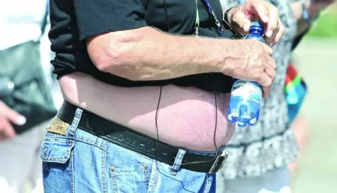 17.09.2015., Zagreb - Radi nad prosjecno visokih temperatura za ovo doba godine te zbog jakog sunca gradjani te ostali prolaznici glavnim gradskim trgom odlucili su se za laganiju odjecu. Photo: Sanjin Strukic/PIXSELL------kolor 3x nvoosti