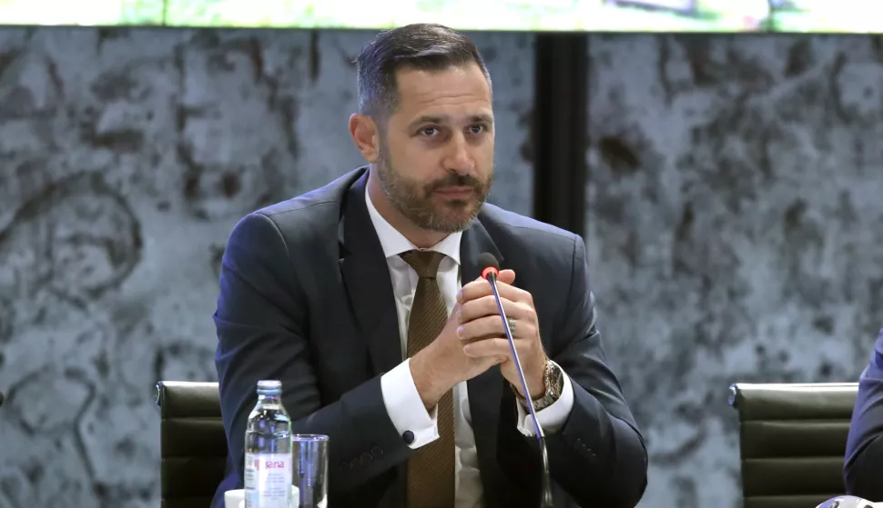 Zagreb, 23.05.2025. - Ministar turizma i sporta Tonči Glavina uručio je ugovore o bespovratnim sredstvima poduzetnicima u turizmu u ukupnom iznosu od 3,4 milijuna eura za 138 projekta diljem Hrvatske, koje su dobiveni temeljem Javnog poziva u okviru Programa konkurentnost turističkog gospodarstva "Zelena i digitalna tranzicija poduzetnika u turizmu." Na fotografiji Tonči Glavina. foto HINA /Zvonimir KUHTIĆ/ kuzo