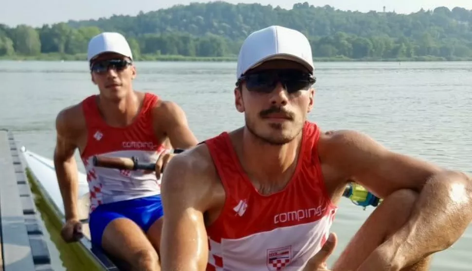 Braća Martin i Valent Sinković te Antun i Patrik Lončarići plasirali su se u petak u polufinale dvojca na Svjetskom veslačkom kupu koji se održava u Vareseu, a isto je uspjelo i sestrama Ivani i Josipi Jurković u ženskom dvojcu.