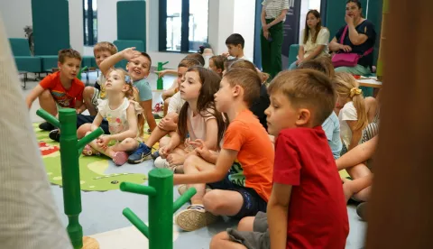 VINKOVCIGrad Vinkovci u suradnji s Gradskom knjižnicom i čitaonicom proveo je zanimljiv pilot-projekt usmjeren na provedbu edukativnih, kulturnih i sportskih aktivnosti za djecu predškolske dobi te učenike od 1. do 4. razreda osnovne škole. 2024./2025.