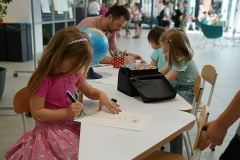 VINKOVCIGrad Vinkovci u suradnji s Gradskom knjižnicom i čitaonicom proveo je zanimljiv pilot-projekt usmjeren na provedbu edukativnih, kulturnih i sportskih aktivnosti za djecu predškolske dobi te učenike od 1. do 4. razreda osnovne škole. 2024./2025.