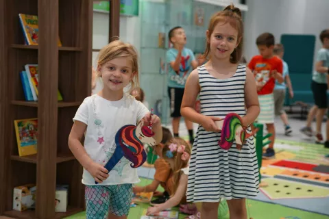 VINKOVCIGrad Vinkovci u suradnji s Gradskom knjižnicom i čitaonicom proveo je zanimljiv pilot-projekt usmjeren na provedbu edukativnih, kulturnih i sportskih aktivnosti za djecu predškolske dobi te učenike od 1. do 4. razreda osnovne škole. 2024./2025.