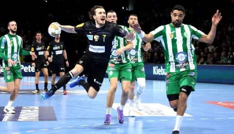 27.02.2025, Max-Schmeling-Halle, Berlin, DEU, EHF Champions League, Fuechse Berlin vs. Eurofarm Pelister, im Bild Manuel Strlek (Fuechse Berlin #7), Oussama Hosni (Eurofarm Pelister #71)Foto: Juergen Engler/nordphoto GmbH Photo: nordphoto GmbH/Engler/NORDPHOTO