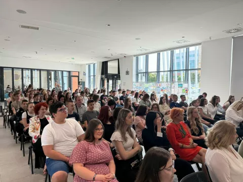 VINKOVCIGrad Vinkovci nagradio je 130 učenika i mentore vinkovačkih osnovnih i srednjih škola za sudjelovanje na državnim i međunarodnim školskim natjecanjima.lipanj 2025.