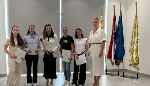 VINKOVCIGrad Vinkovci nagradio je 130 učenika i mentore vinkovačkih osnovnih i srednjih škola za sudjelovanje na državnim i međunarodnim školskim natjecanjima.lipanj 2025.