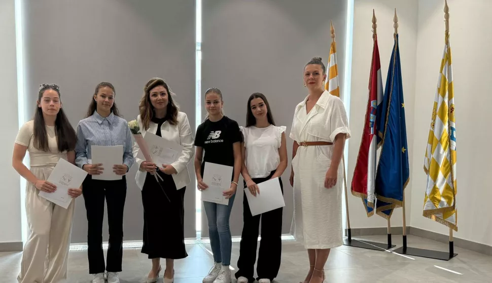 VINKOVCIGrad Vinkovci nagradio je 130 učenika i mentore vinkovačkih osnovnih i srednjih škola za sudjelovanje na državnim i međunarodnim školskim natjecanjima.lipanj 2025.