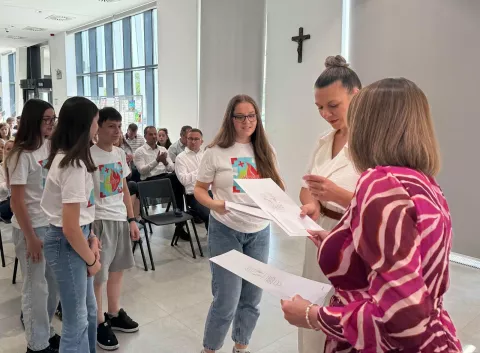 VINKOVCIGrad Vinkovci nagradio je 130 učenika i mentore vinkovačkih osnovnih i srednjih škola za sudjelovanje na državnim i međunarodnim školskim natjecanjima.lipanj 2025.