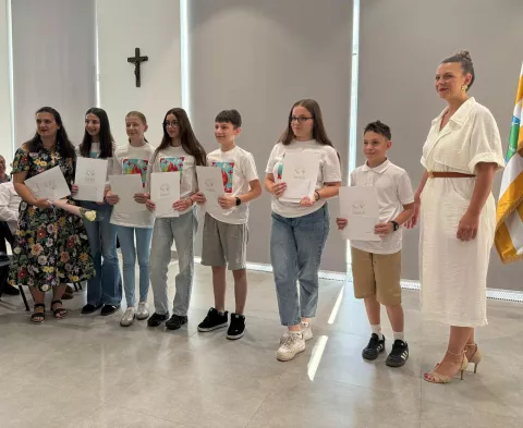 VINKOVCIGrad Vinkovci nagradio je 130 učenika i mentore vinkovačkih osnovnih i srednjih škola za sudjelovanje na državnim i međunarodnim školskim natjecanjima.lipanj 2025.